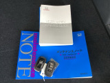 メンテナンスノート【整備記録簿】、取説も揃っています。スマートキーはバッグなどにしまったままボタン操作でエンジンの始動・停止ができて大変便利です。