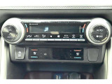 左右独立温度コントロールフルオートエアコンです。運転席、助手席それぞれで独立して温度設定ができます。冷え性の方が乗っても安心ですね♪