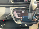 タブレット端末のようなタッチパネル式のオートエアコン採用。凹凸のない滑らかな表面で操作感を高めています。