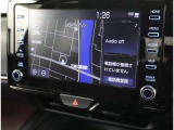 純正ナビを装備。タッチパネル式で使いやすく、お出かけもラクラクです。
