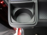カップホルダーは運転席や助手席からちょうど手の届く位置です!!