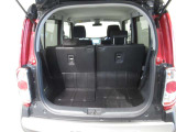大きく開くラゲッジスペースです 左右独立でリアシートが倒れるので長尺の荷物も積むことが可能です アレンジ次第で有効活用が可能です