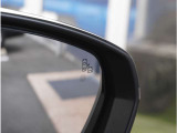 【ブラインドスポットモニター】車線変更時の側方確認をサポートします。斜め後方から接近するクルマを、ドアミラー内の警告灯でお知らせします。