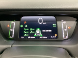 デジタル表示のスピードメーターとタコメーター、燃費やオドメーターなどの表示の他に、ホンダセンシング機能などの表示もできる多機能なマルチインフォメーション・ディスプレイです。