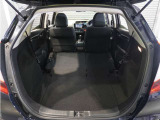 【トランクスルー機構】後席を前に倒してトランクルームとつなげ、長尺物の収納を可能にするトランクスルー機構も備えています。