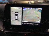 【アラウンドビューモニター装備】 バックカメラによる後方の確認だけでなく4つのカメラで真上から見ている様に周囲360度を写し出し、自車周辺の詳細な状況を確認出来ます。狭い場所での取り回しも安心です。