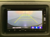 バックでの車庫入れも安心です! リアカメラが付いているバックモニター付のナビを装備しております。操作線もついており距離感も画面から確認できます。