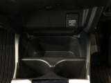 運転席と助手席の間にはドリンクホルダーが付いています。ちょうど手の届く所にありますので、とっても便利です♪