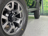 【純正15インチアルミホイール】外観にマッチした純正アルミホイールを装着しております。各種社外アルミホイールや、スタッドレスタイヤも取扱いしております。是非ご相談ください♪