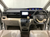 車内は光触媒抗菌消臭施工済です。インパネ周りはスタイリッシュなデザインで機能や装備も充実しています。グローブボックスやカップホルダーのほかにトレーなどたくさんの収納スペースが付いています。