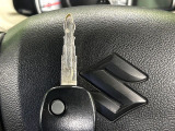 【キーレス】少し離れた場所からでもボタン一つでドアの開錠・施錠ができるのでとっても便利!ドアの鍵穴周りに傷をつけることもありません♪