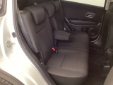 リアシートは座面も厚みがあり背もたれも高く、ゆったりくつろいでお乗りいただけるシートです。長距離運転になってもゆったりとできるようにアームレストがついてます。