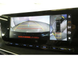 【パノラミックビュー&バックビュー】駐車時の安全確認をする為に車両上方からの映像と後方カメラからのを同時に表示しバックガイドも付いているのでバックの苦手な方でも安心して運転出来ますよ。