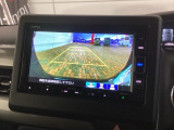 リバースギアに入れるだけで後方の表示へ切り替わります。夜間や雨の日の駐車も楽になりますよ。