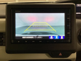 バックでの車庫入れも安心です! リアカメラが付いているバックモニター付のナビを装備しております。操作線もついており距離感も画面から確認できます。