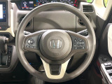 インテリアに合わせたデザインのステアリングは、運転される方のことも考え、運転しやすい形状、大きさです。是非一度、実際に触ってお確かめください。