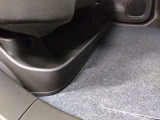 後部座席の下にも収納スペースがあります。傘など長尺な荷物も可能です。
