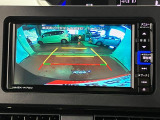 【バックカメラ】 駐車時に車両後方の様子を見ることができるので、運転の不安を軽くします。