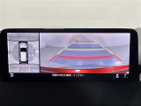 【360&deg;ビュー・モニター】まるでクルマを真上から見下ろしたかのような視点で駐車をサポートします!クルマの斜め後ろや真横など、前後左右の4つのカメラの映像が合成されて、モニターに映し出されます。