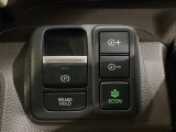 セレクトレバーの右に電子制御パーキングブレーキがあります。スイッチひとつで、停車した地点の傾斜などをシステムが検知・判断してブレーキ力を自動的に最適制御し、しっかり停車できるパーキングシステムです。