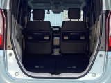 セカンドシートを収納すると・・・フラットなラゲッジスペースの完成です!!操作も分かりやすく、作業も簡単です!!