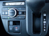 インパネシフトの横には、素早く自分好みの室温調整が出来る便利なオートエアコンも装備されています。