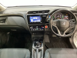 車内は光触媒抗菌消臭施工済です。インパネ周りはスタイリッシュなデザインです。グローブボックスやカップホルダーのほかにトレーなどたくさんの収納スペースが付いています。
