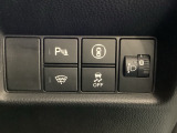 ハンドルの右側にはヘッドライトレベライザーとHondaセンシング用のメインスイッチがついています。ヘッドライトレベライザーは道路状況や積荷の加重に応じてライトの高さを調節できます。