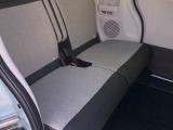 セカンドシートです!!ベンチシートになってますので、お二人の乗車ですとゆったり座って頂けますよ!!