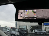 アラウンドビューモニターが付いていて、お車を空から見たような目線で駐車できます。