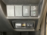 Hondaセンシング用の、VSA解除と路外逸脱抑制機能などのオンオフスイッチはハンドルの右側に装備しています。その下にETCがついています。高速道路の料金所の通過も楽々です。
