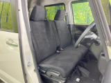 運転席シート廻りは使用感も少なく、良好な状態となっています。前オーナー様が丁寧に使っていたことがよくわかりますね。