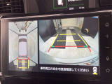 バックカメラの他に上から見下ろしたような画像が見れるアラウンド(全方位)モニター。前後左右を把握できる、すごい機能が装備されています!