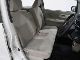 優しい色合いの運転席・助手席シート・ベンチシートです。