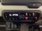 セレクトレバーの左上にオートエアコンがついてますので簡単操作で快適に過ごせます。シートヒータースイッチ内蔵で前席の左右別々に2段階で温度設定ができます。