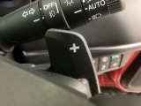 ステアリングホイール・後ろの減速セレクターは、左右に取り付けられた2つのパドルスイッチで減速の強さを調整。 左側の「-」を操作すると減速を強く、右側の「+」を操作すると減速を弱くすることができます。