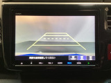 バックでの車庫入れも安心です! リアカメラが付いているバックモニター付のナビを装備しております。操作線もついており距離感も画面から確認できます。