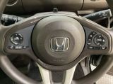ハンドルにHondaセンシング系のクルーズコントロールやレーンキープアシストなどのスイッチと、オーディオの操作スイッチが装備されています。ハンドルから手を離さず安全に操作できます。