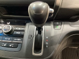 CVT車のセレクトレバーです。低速から高速まで、変速ショックのないスムーズな走りを実現するとともに、エンジン効率のよい領域を維持することで燃費にも貢献します。