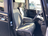 フロントシートはベンチシートです。ベンチシ―トは運転席と助手席の移動もスムーズ!狭い駐車場での乗り降りに便利です。シートの間にコンソールボックスやドリンクホルダーがないため、車内空間も広く感じます