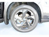 タイヤサイズは225/55R18 純正アルミホイール装着です!