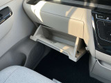 グローブボックスは奥行きたっぷり、大容量の収納スペース
