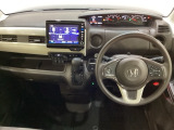 車内は光触媒抗菌消臭施工済です。インパネ周りはスタイリッシュなデザインです。グローブボックスやカップホルダーのほかにトレーなどたくさんの収納スペースが付いています。
