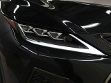 三眼フルLEDヘッドランプにはアダプティブハイビームシステム「AHS」を採用。光検出カメラで車両検出をし、先行車や対向車に直接ハイビームを当てないように部分遮光します。