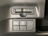 ハンドルの左下にETCとHondaセンシング用の、VSA(ABS+TCS+横滑り抑制)解除スイッチなどがついています。高速道路の料金所の通過も楽々です。 カードの取り出しもしやすい場所についています。