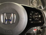 ハンドルにHondaセンシング系のクルーズコントロールやレーンキープアシストなどのスイッチが装備されています。ハンドルから手を離さず安全に操作できます。