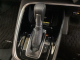 CVT車のセレクトレバーです。低速から高速まで、変速ショックのないスムーズな走りと、エンジン効率のよい領域を維持して燃費にも貢献します。サイドブレーキはスイッチ操作の電子制御パーキングブレーキです。