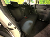 後部座席も気になるようなキズ・汚れやへたり等、大きなダメージはなく、良好な状態です。