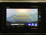 バックでの車庫入れも安心です! リアカメラが付いているバックモニター付のナビを装備しております。操作線もついており距離感も画面から確認できます。