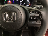 ハンドルにHondaセンシング系のクルーズコントロールやレーンキープアシストなどのスイッチが装備されています。ハンドルから手を離さず安全に操作できます。
